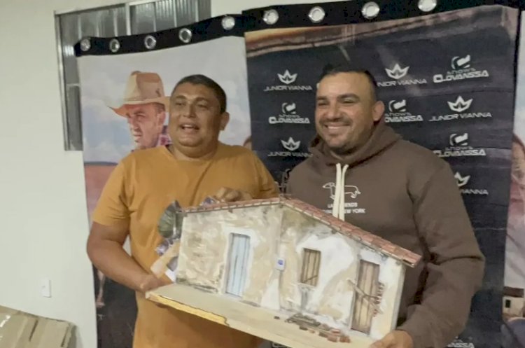 Em Cabaceiras: artesão presenteia Júnior Viana com réplica de casa onde o artista morou antes da fama